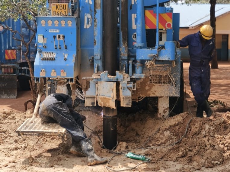 Brunnenbau in Afrika: Das WellBoring-Team installiert Service Casings, um das Bohrloch zu stabilisieren und nachhaltigen Zugang zu sauberem Wasser zu sichern.