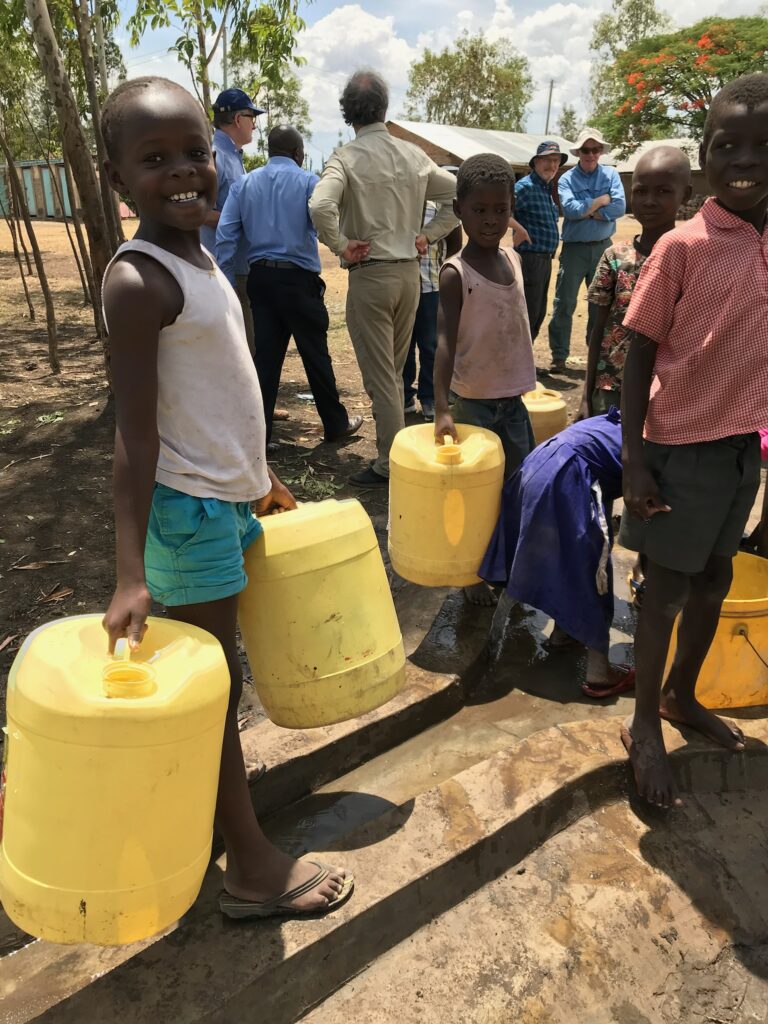 Sauberes Wasser spart Zeit für Bildung: Der Schulbrunnen ersetzt lange Wassermärsche und schafft neue Möglichkeiten. Wenn Kinder Wasser direkt an der Schule haben, können sie lernen statt laufen – eine Investition in die Zukunft und gegen Fluchtursachen.