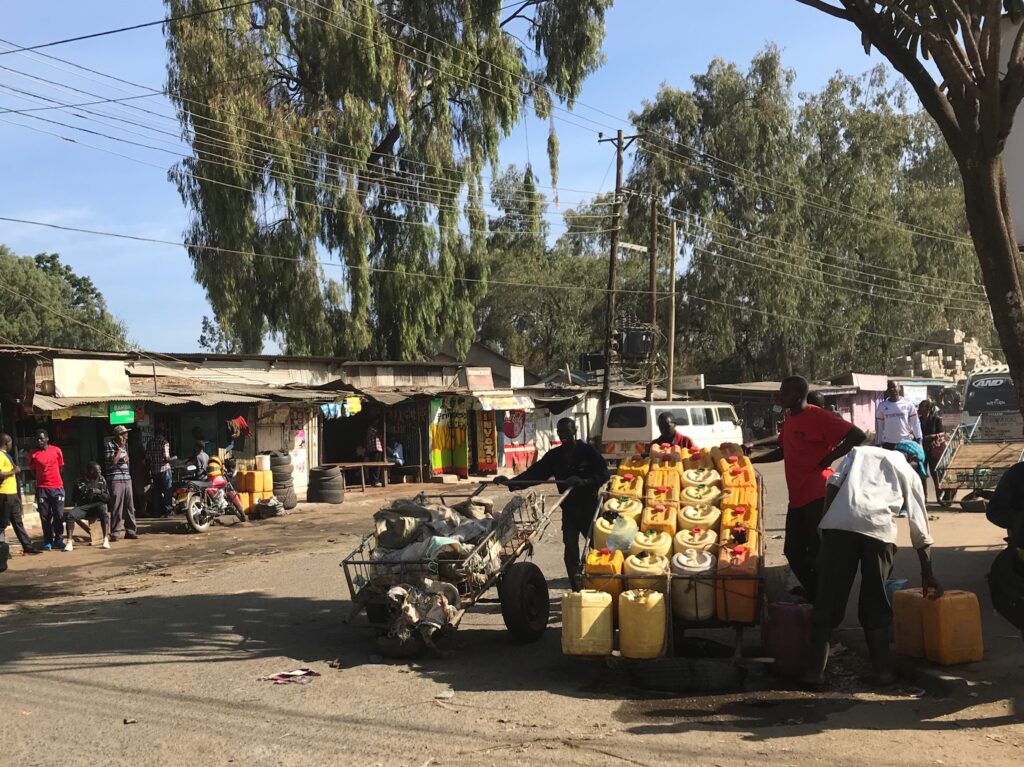 Wasser ist knapp und teuer: Menschen in Afrika zahlen oft 10- bis 20-mal mehr für unsicheres Trinkwasser als wohlhabendere Bevölkerungsteile.Der Mangel an sauberem Wasser führt zu sozialer Ungleichheit und zwingt viele zur Migration. Ein gerechter Zugang zu Wasser reduziert Fluchtursachen nachhaltig.