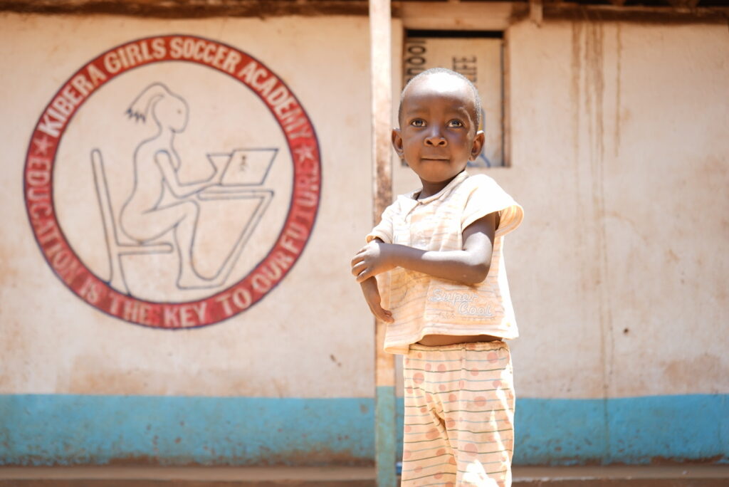 Fluchtursachen und sauberes Wasser: Zugang zu sauberem Trinkwasser verändert Leben. Bildung schafft Perspektiven und hilft, Migration zu verhindern. In Kibera, einem der größten Slums Afrikas, ermöglicht sauberes Wasser den Schulbesuch und gibt Kindern eine Zukunft – ein wichtiger Schritt zur Bekämpfung von Fluchtursachen.
